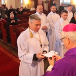 Pomogą rozdawać Komunię Świętą