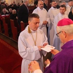 Pomogą rozdawać Komunię Świętą