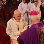 Pomogą rozdawać Komunię Świętą