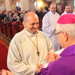 Pomogą rozdawać Komunię Świętą