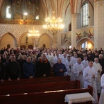 Pomogą rozdawać Komunię Świętą