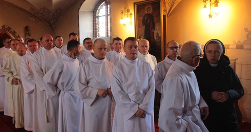 Pomogą rozdawać Komunię Świętą