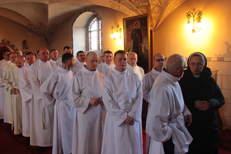 Pomogą rozdawać Komunię Świętą