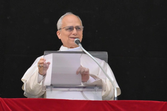 Leon XIV w oknie Pałacu Apostolskiego