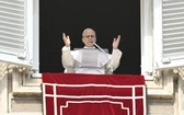 Papież w oknie Pałacu Apostolskiego podcas spotkania z wiernymi na modlitwę Anioł Pański