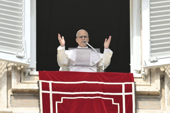 Papież w oknie Pałacu Apostolskiego podcas spotkania z wiernymi na modlitwę Anioł Pański