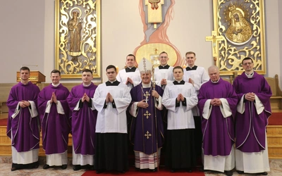 Klerycy radomskiego seminarium przyjęli posługi lektoratu i akolitatu