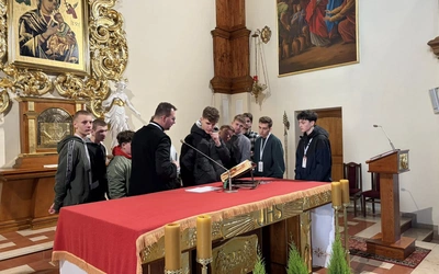 Pragną znać liturgię