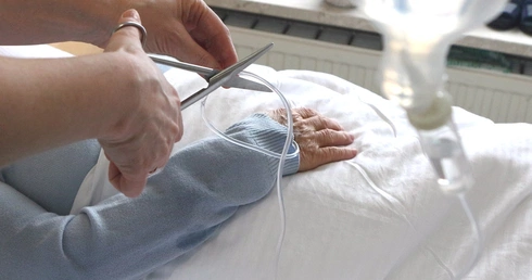 Śmierć „tego samego dnia”. Kanadyjski raport o granicach „pomocy w umieraniu”