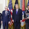 Sierż. Ollis, który w Afganistanie uratował polskiego żołnierza, odznaczony przez prezydentów Polski i USA