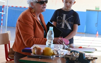 Uczniowie spotkali się z osobą niewidomą 