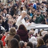 Papież przejeżdza między zgromadzonymi na Placu św. Piotra