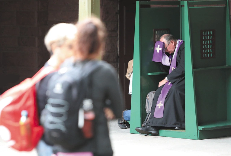 „Spowiedź to reanimacja człowieczeństwa” – ks. Tomasz Podlewski o cudzie konfesjonału