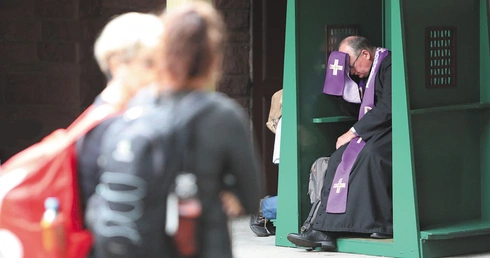 „Spowiedź to reanimacja człowieczeństwa” – ks. Tomasz Podlewski o cudzie konfesjonału