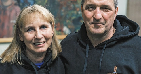 „Bliżej mi było do rzucania kamieniami w kościół”. Dziś ewangelizuje