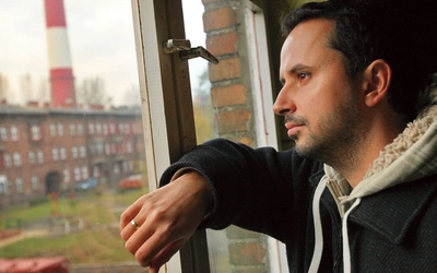 „Popiół i róż” – nowy zbiór wierszy Szymona Babuchowskiego uświadamia, jak bardzo profanum tęskni do sacrum