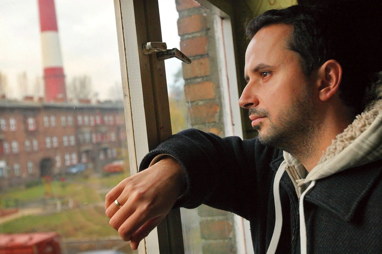 „Popiół i róż” – nowy zbiór wierszy Szymona Babuchowskiego uświadamia, jak bardzo profanum tęskni do sacrum