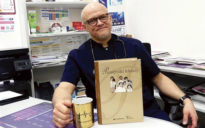 Doktor Wojciech Pałasz – laureat „Hipokratesa 2025” – w swoim skoczowskim gabinecie. Przed nim „Pamiętniki lekarzy”, w których znajduje się jego praca, nagrodzona w literackim  konkursie dla medyków.