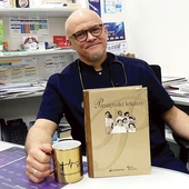 Doktor Wojciech Pałasz – laureat „Hipokratesa 2025” – w swoim skoczowskim gabinecie. Przed nim „Pamiętniki lekarzy”, w których znajduje się jego praca, nagrodzona w literackim  konkursie dla medyków.