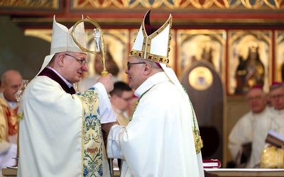 Moment przekazania pastorału przez nuncjusza.