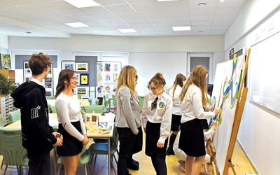 Szczególną sympatią uczniów cieszy się nowa pracownia kreatywna, gdzie mogą realizować swoje najbardziej śmiałe projekty.