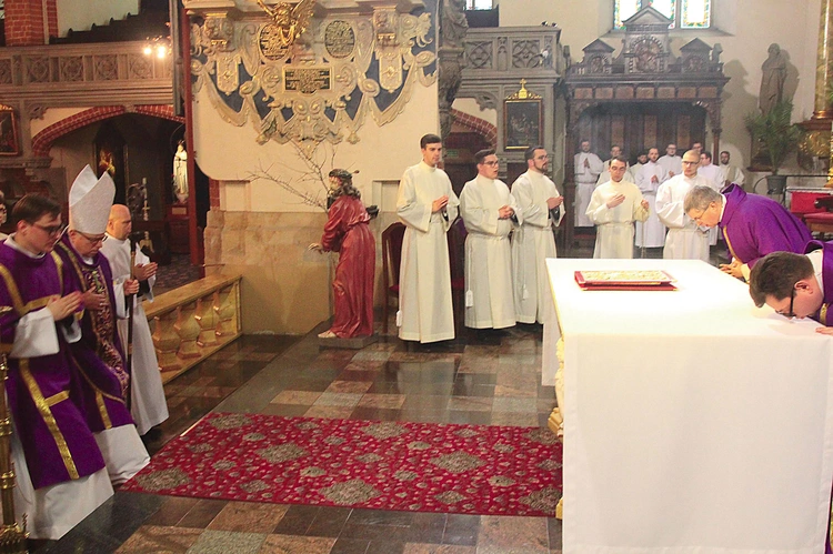 Droga odpowiedzi na powołanie zawiera gotowość do służby.