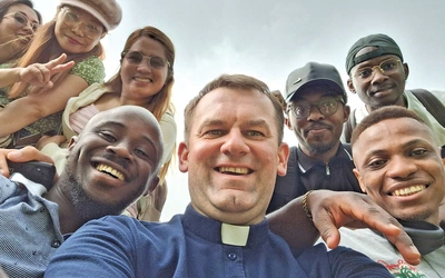 Ks. Tomasz Stolarski  – prezbiter archidiecezji katowickiej, duszpasterz migrantów i obcokrajowców, wikariusz parafii Niepokalanego Poczęcia NMP w Katowicach.