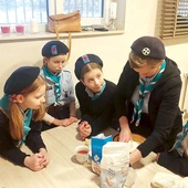 Akela uczy wilczki wyrabiać ciasto drożdżowe.