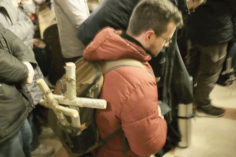 Z roku na rok pielgrzymów na trasach EDK przybywa. Każdy z uczestników niesie krzyż na znak łączności z cierpiącym Jezusem.