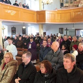 Dawni parafianie licznie zgromadzili się na pożegnaniu duszpasterza.