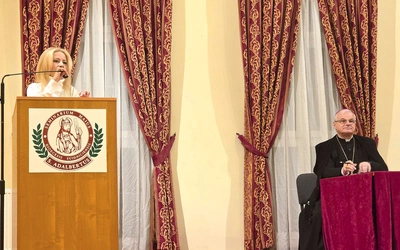 Prelegentka odpowiada na pytania  bp. Marka Mendyka. 