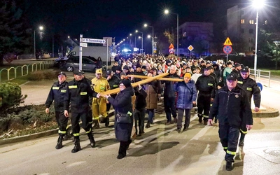 Nabożeństwo zgromadziło licznych mieszkańców, którzy modlitwą wyrazili troskę o wiarę, pamięć i odpowiedzialność za ojczyznę.