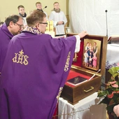 Relikwiarz będzie gościł w domach rodzin z parafii Wysoka. 