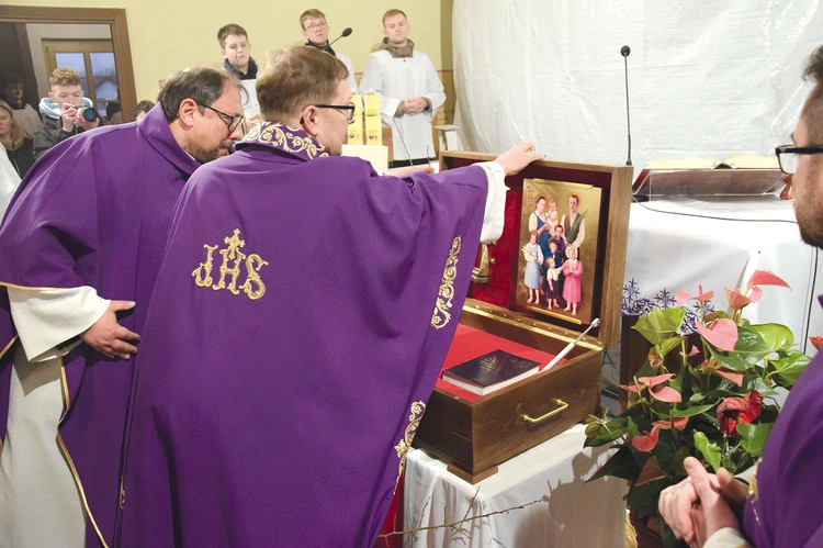 Relikwiarz będzie gościł w domach rodzin z parafii Wysoka. 