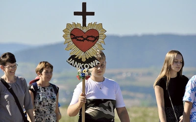  W drodze do Bruśnika. Jankowianom przewodzi symboliczny emblemat, który jest esencją duchowości parafii, skoncentrowanej na krzyżu, Bożym Sercu i wzajemnej miłości.
