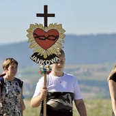  W drodze do Bruśnika. Jankowianom przewodzi symboliczny emblemat, który jest esencją duchowości parafii, skoncentrowanej na krzyżu, Bożym Sercu i wzajemnej miłości.