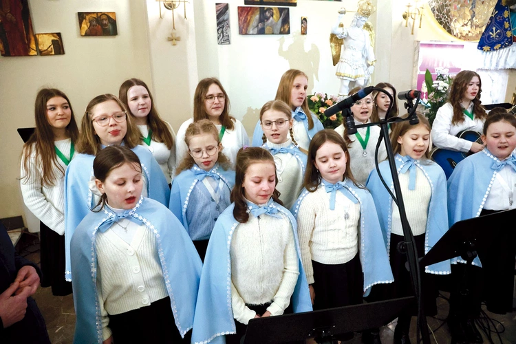 Scholę tworzą dziewczyny z PDKD i Wincentyńskiej Młodzieży Maryjnej. 