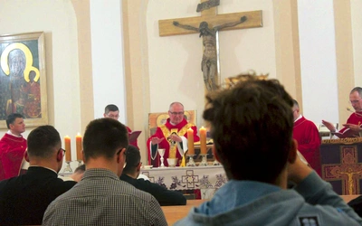 – Jeśli czujesz, że Pan cię zaprasza, nie bój się tego zweryfikować. Seminarium to nie miejsce przymusu, ale rozeznawania – mówił biskup Szymon Stułkowski do młodzieży.