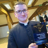 Ks. Maciej Biedroń z pierwszym tomem.