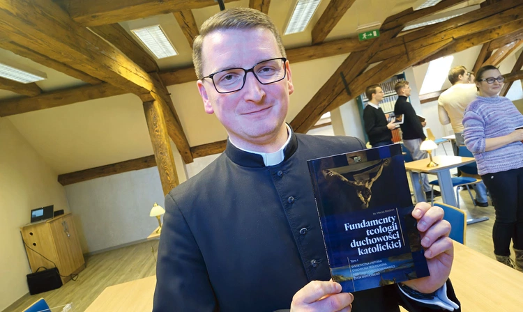 Ks. Maciej Biedroń z pierwszym tomem.