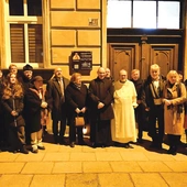 Po Mszy św. część osób przeszła pod dom rodzinny o. Góry. 