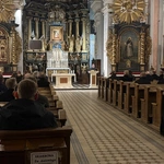 Kapłani u źródła