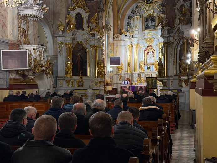 Kapłani u źródła