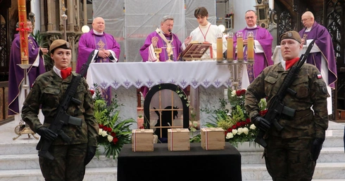 Ceremonia pogrzebowa szczątków ofiar zbrodni katyńskiej w bazylice we Wrocławiu
