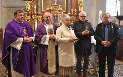 Do jubileuszu kościoła przygotowują się poprzez peregrynację relikwii św. Jana Pawła II