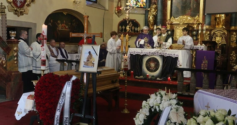 Tłumy pożegnały ks. Jana Sienkiewicza we Wrocławiu-Leśnicy