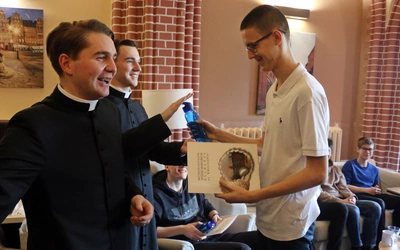 Męskie rekolekcje w seminarium: adoracja, Różaniec, ognisko i paintball