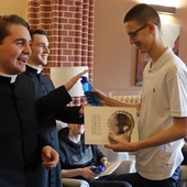 Męskie rekolekcje w seminarium: adoracja, Różaniec, ognisko i paintball