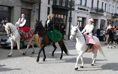Nowy Targ. Panie w banderii konnej na Dzień Kobiet