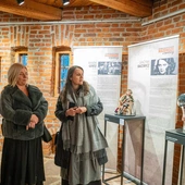 Wystawa lalek artystycznych w radomskim skansenie